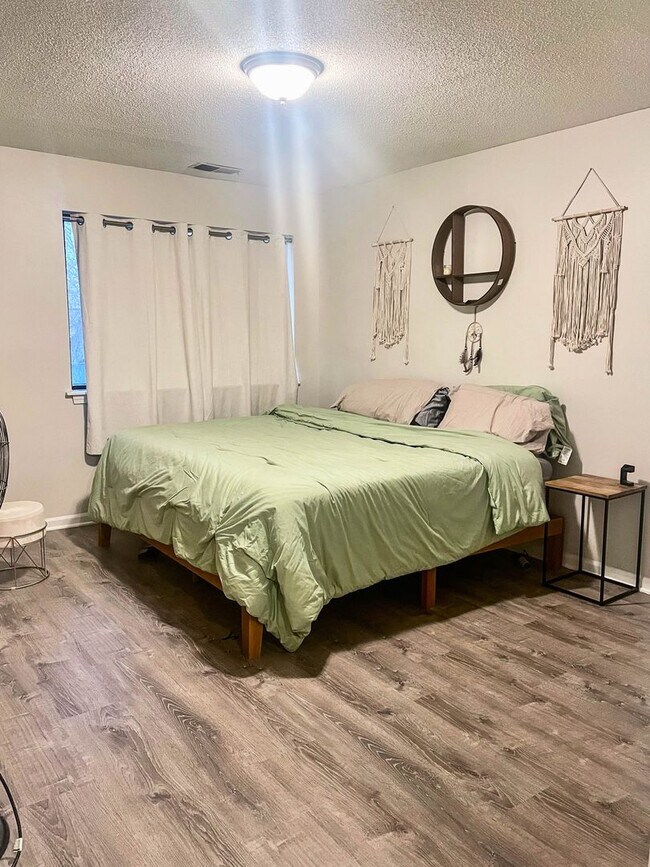 Building Photo - 1 Bed Condo w/ Laundry and Parking