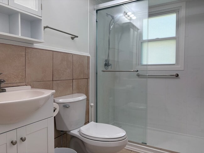 Building Photo - 3 Bedroom, 1 Bathroom House in High Point!