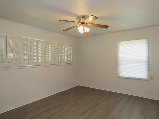 Building Photo - Lindale ISD, Spacious 3 Bedroom, 1 Bath House