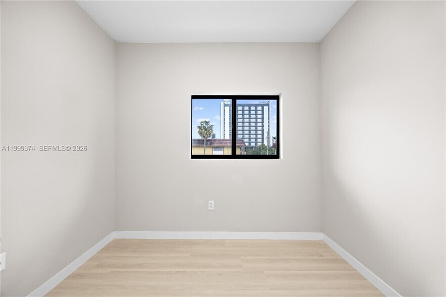 Building Photo - 630 NE 166th St