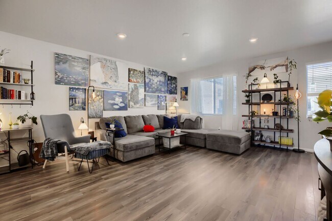 Building Photo - Spacious 3-Bedroom Home with Modern Finishes in North Broomfield