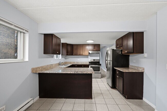 Building Photo - 21W284 Tee Ln