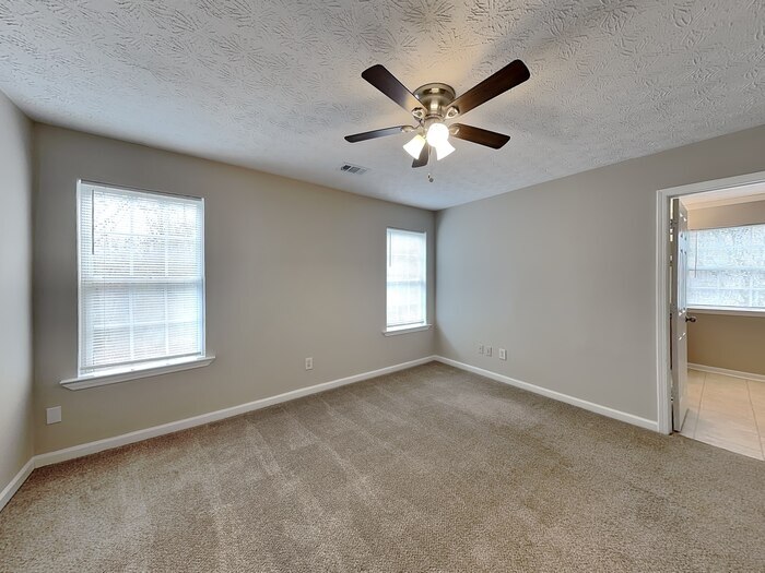 Building Photo - 488 Old Tree Dr