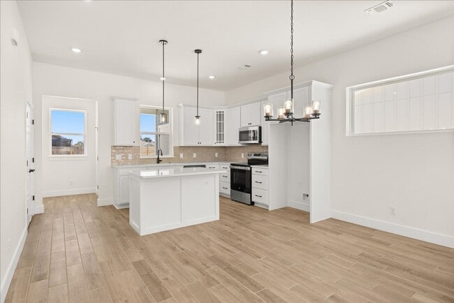 Building Photo - Bright, Spacious, & Beautifully Designed 1 bed 1.5 bath