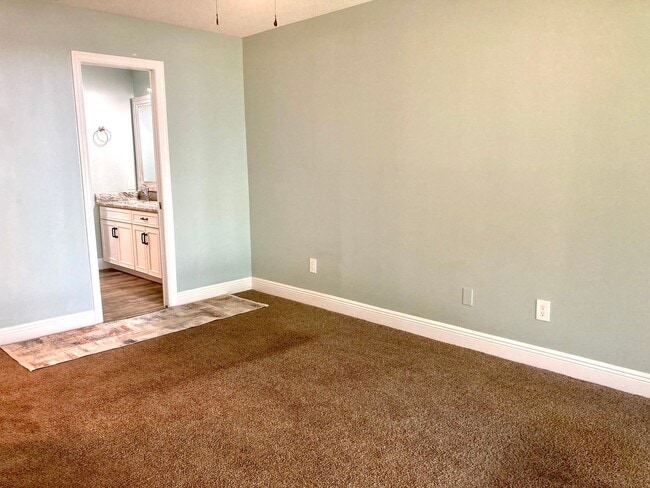 Building Photo - 2 bedroom, 2.5 bath condo in "The Islands"