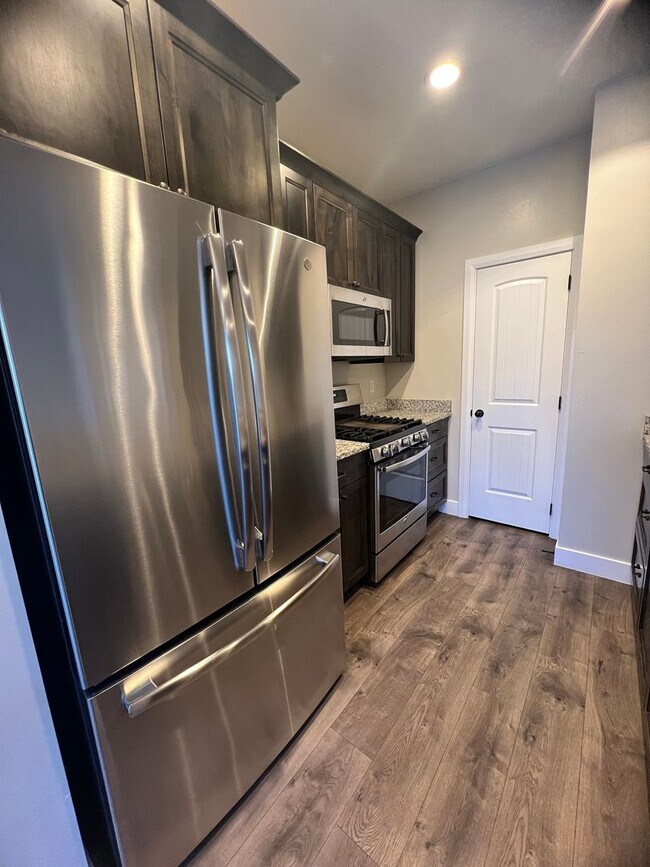 Building Photo - Located in Meadow Crest- 3 bedrooms 3 baths- 1/2 Off first month