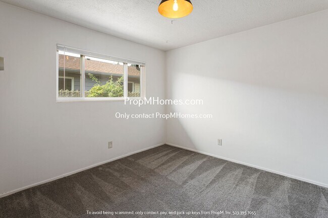 Building Photo - Move-In Special! Sleek 2BR in NE Portland ...