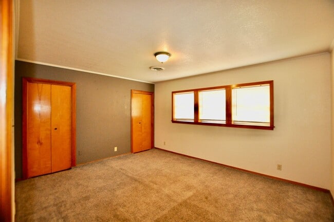 Building Photo - FOR LEASE! Nice 5 BR - 3 Bath - 2,600+ sf ...