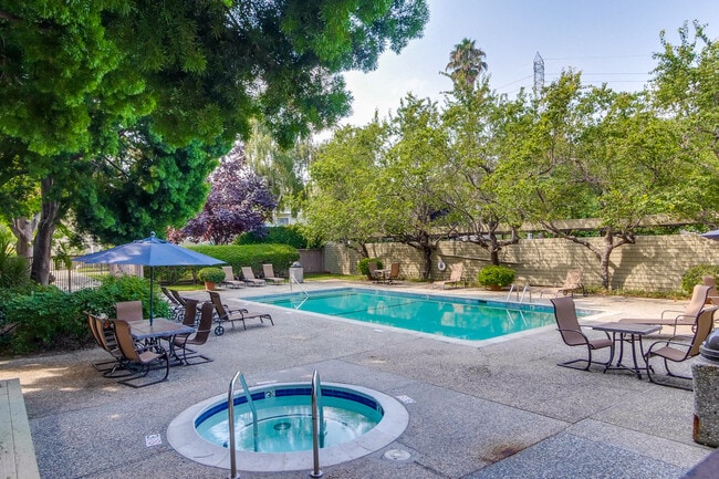 Building Photo - 280 Easy St