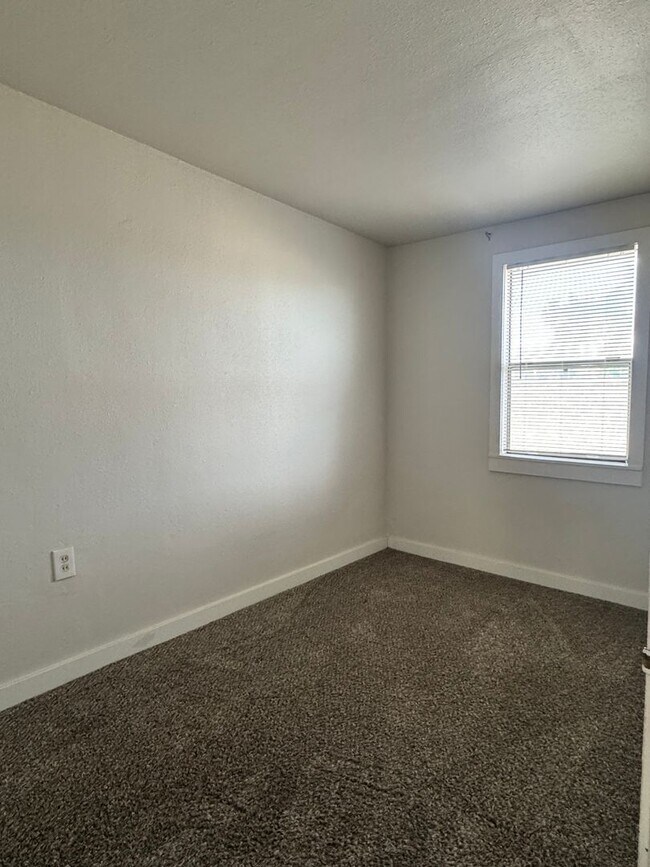Building Photo - 3 bedroom 1 bathroom remodeled home, w/d h...