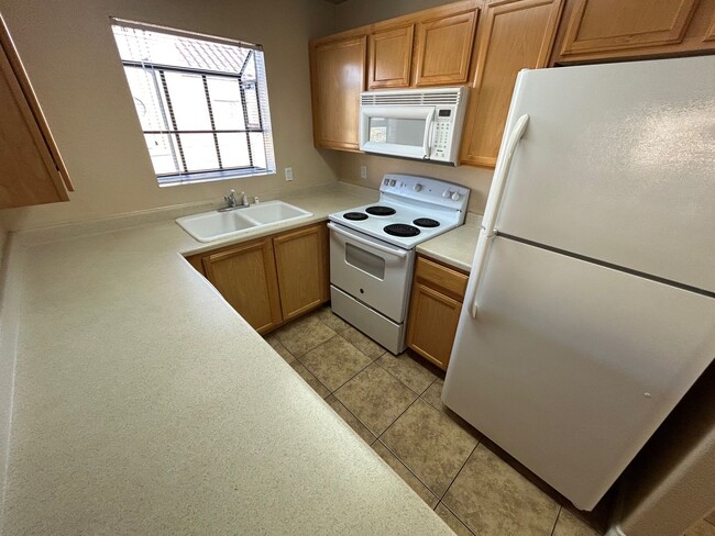 Building Photo - ***SPRING SPECIAL DEAL!! $600 OFF FIRST MONTHS RENT IF MOVED IN 2 WEEKS!!***  CHARMING EAST LAS V...