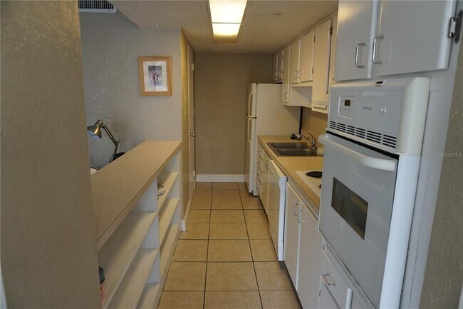 Building Photo - 470 3rd St S