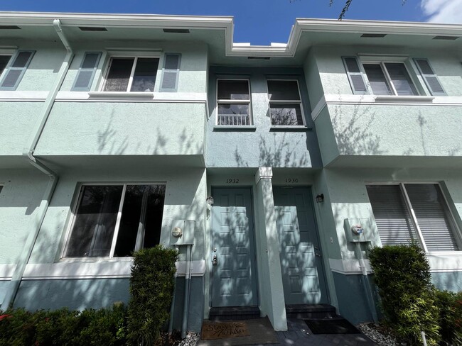 Building Photo - 1932 Alamanda Way