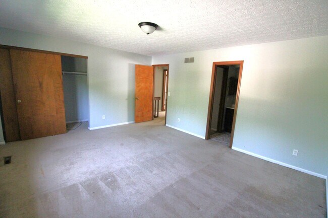 Building Photo - 1800 Quarry Ridge Dr