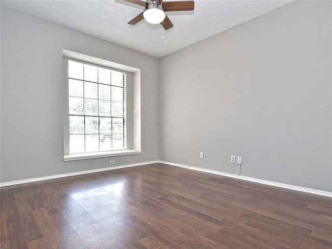 Building Photo - 813 Primrose Ln