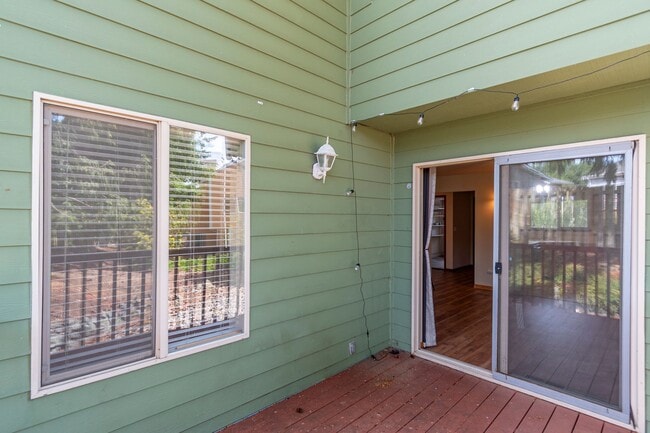 Building Photo - 3 Bedroom and 2.5 Bath End Unit Townhouse