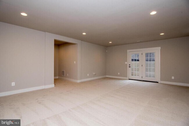 Building Photo - 6928 Regent Ln