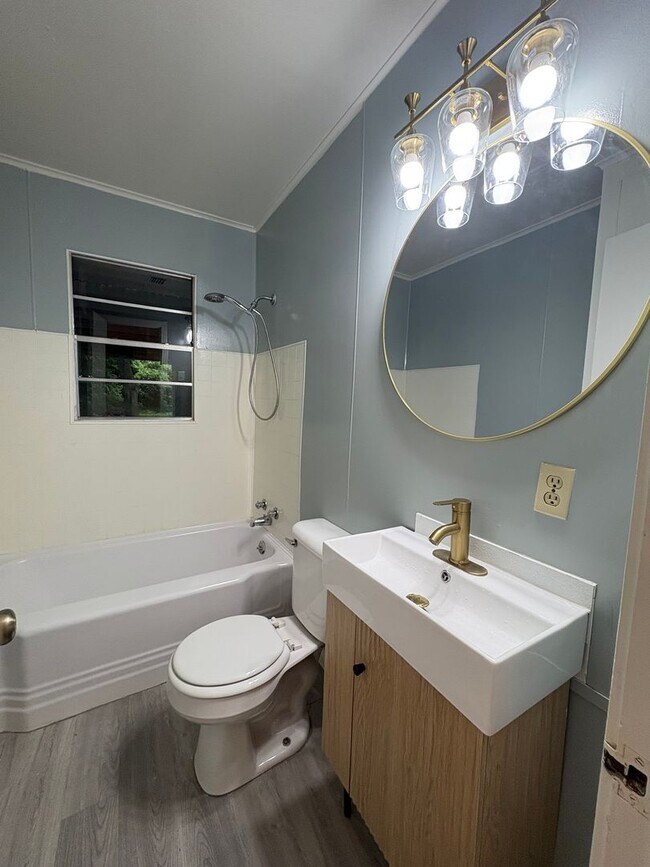 Building Photo - Beautiful 4 bedroom/1 bath with Central Air & Heat on Corner Lot