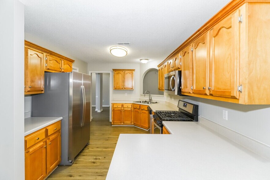 Building Photo - 215 Lakewood Dr
