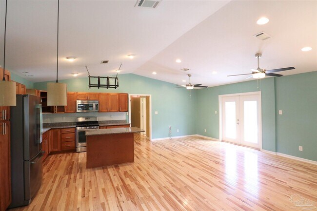 Building Photo - 1381 W Roberts Rd