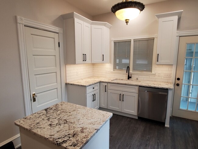 Building Photo - Historic eastside townhome