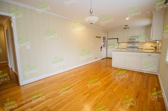 Building Photo - Charming Shandon Corner Lot Home – Hardwood Floors, Fenced Yard + $500 Off 2nd Month!