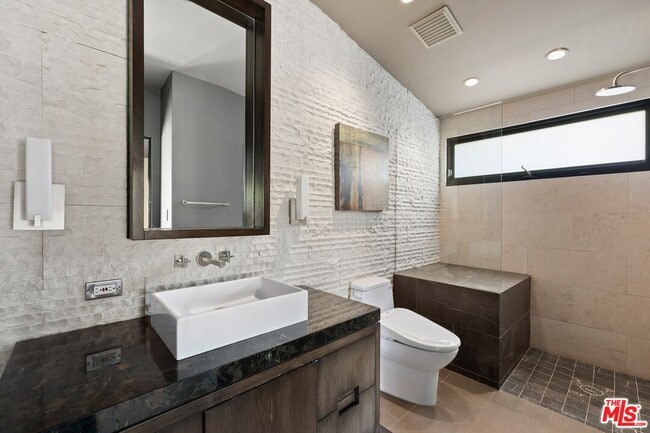 Building Photo - 3300 N Knoll Dr