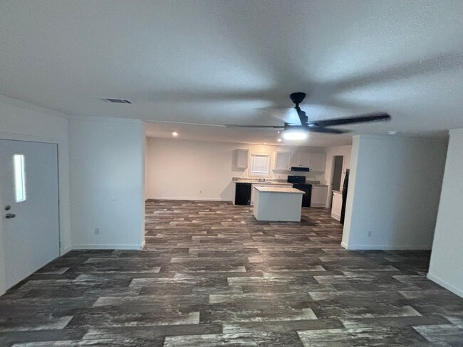 Building Photo - Move in special $500 off first months rent !