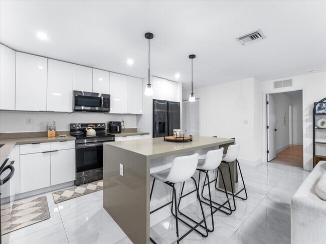 Building Photo - 2848 NW 9th Pl