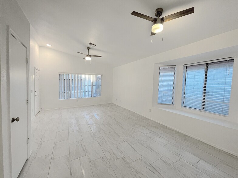 Building Photo - 1120 N Val Vista Dr