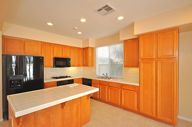 Building Photo - Spacious 5 Bedroom Family Home in Rancho del Oro!