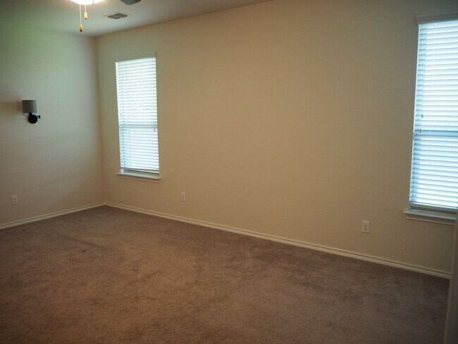 Building Photo - 812 Dove Cv