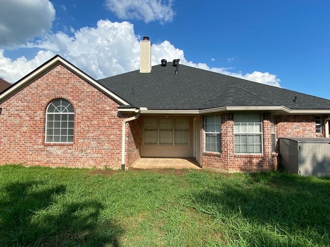 Building Photo - Golden Meadows Rental