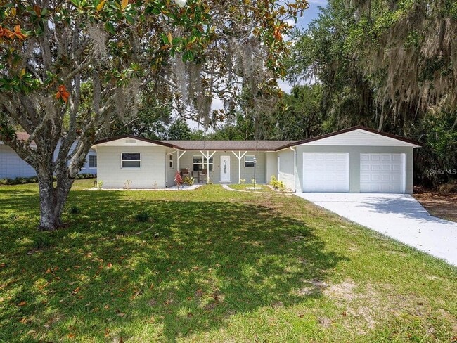 Primary Photo - 1068 W Lakeshore Dr
