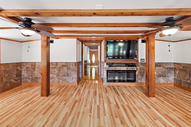 Building Photo - 507 Lakeshore Dr