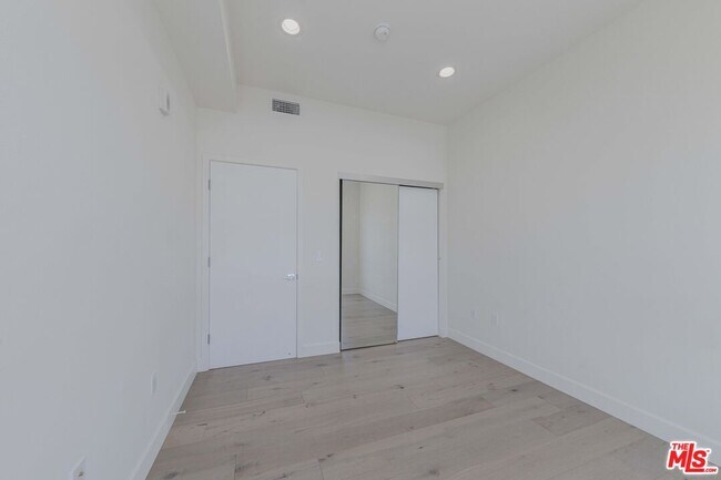 Building Photo - 105 S Mariposa Ave
