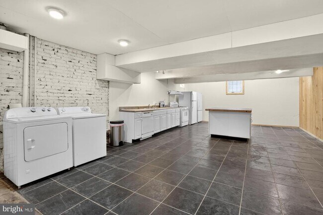 Building Photo - 2512 E Lehigh Ave