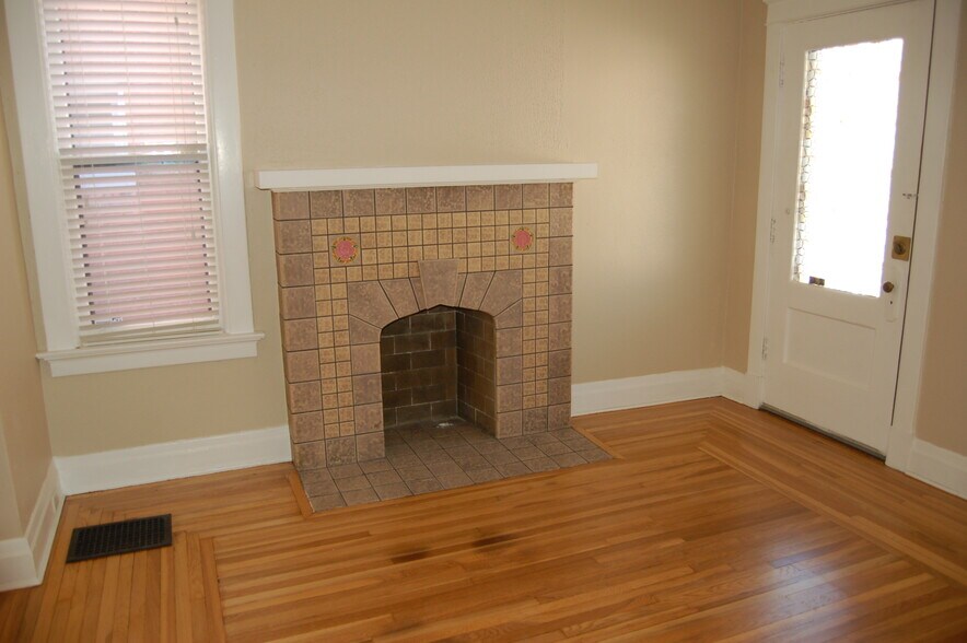 non working fireplace in living room - 703 Willard St