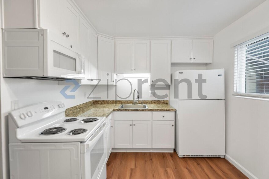 Building Photo - 1391 Vía Dondera