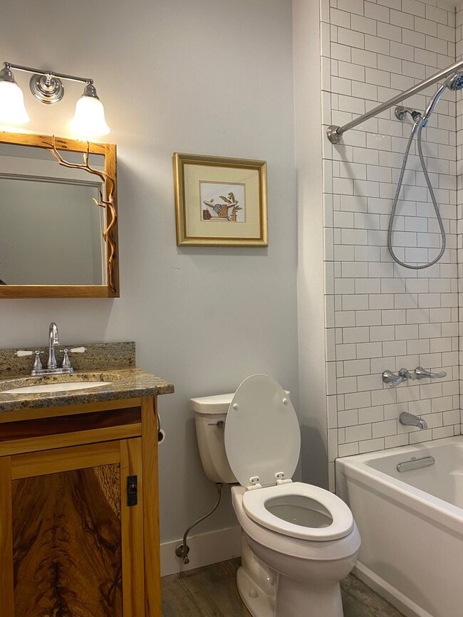 Building Photo - Beautiful 2bdr Bungalow Near Downtown