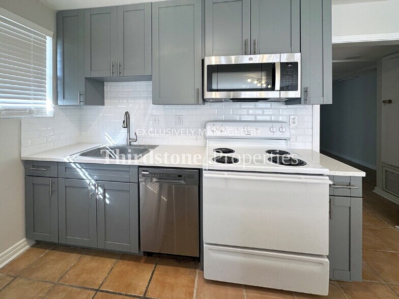 Building Photo - 2855 Lydia St