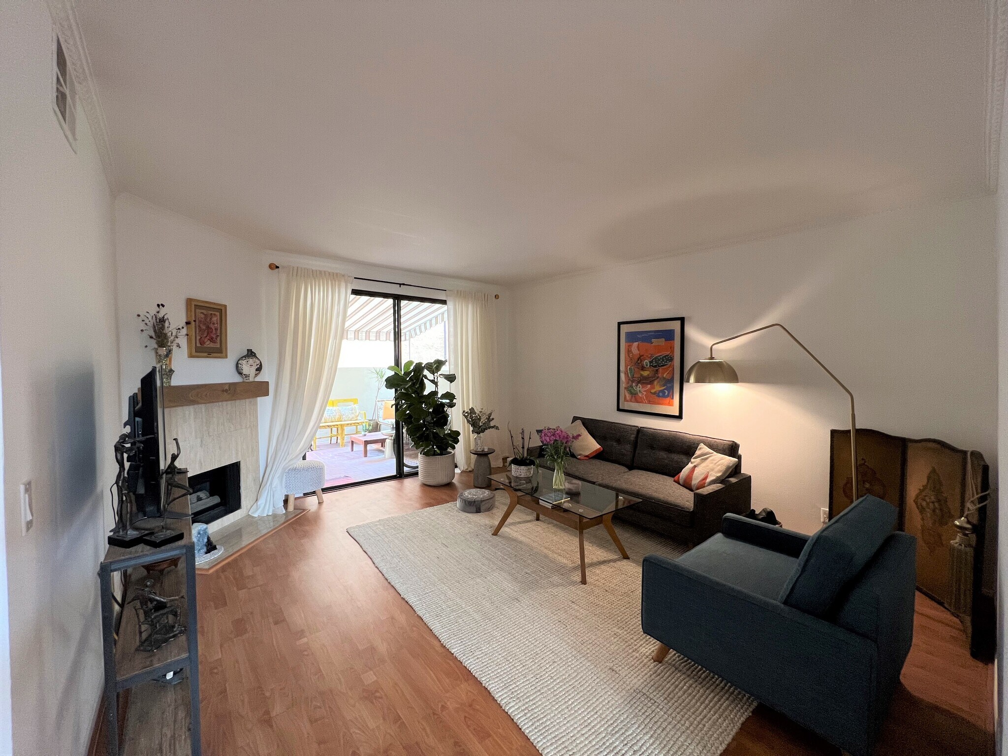 wide angle view of living area - 511 N Jackson St