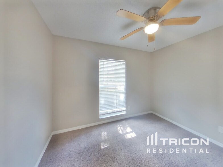 Building Photo - 1028 Hardwood Dr