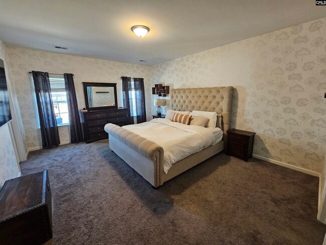 Building Photo - 819 Queenshire Ln