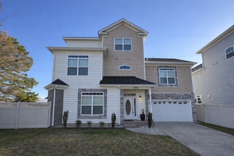 Building Photo - Spacious end-unit home in Virginia Beach!