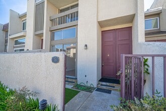 Building Photo - Beautiful 3-Bedroom Townhome in Chatsworth!