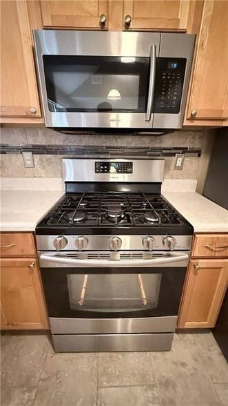 Building Photo - 2945 Highland Hill Pkwy