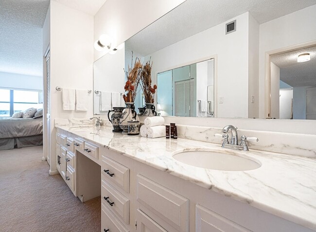 Building Photo - 5000 N Ocean Blvd