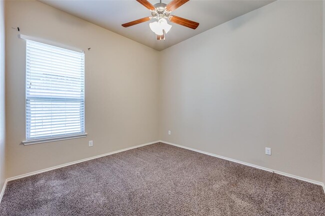 Building Photo - 2025 Lake Vista Dr