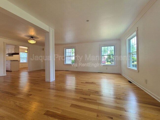 Building Photo - 547 Archer Ave